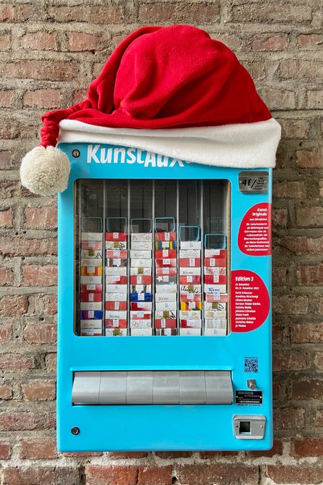 Kunstautomat mit Weihnachtsmannmütze
